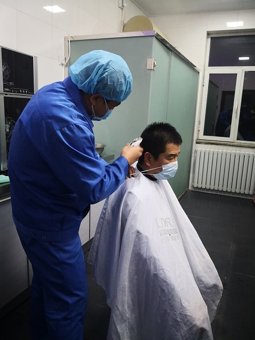 公司工會組織員工獻愛心義務理發(fā)